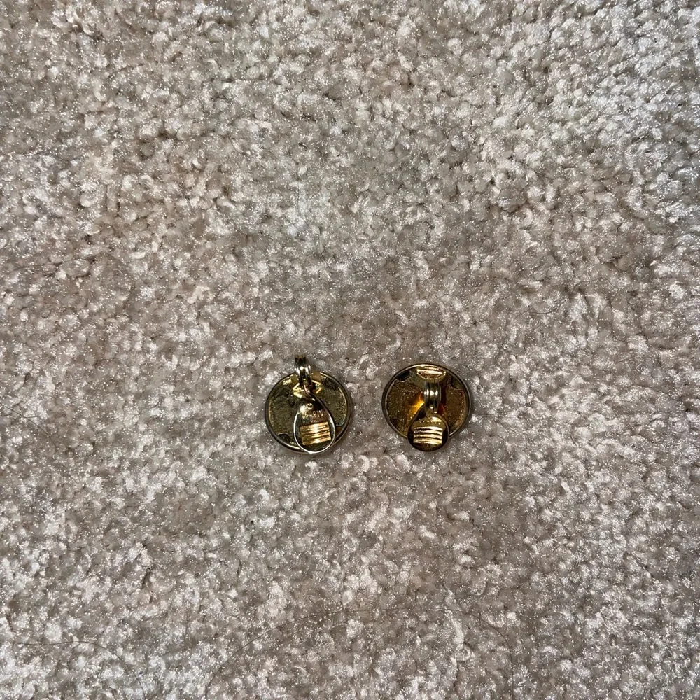 Vintage 50’s Gold Round Stud Clip-on Earrings - Picture 4 of 7